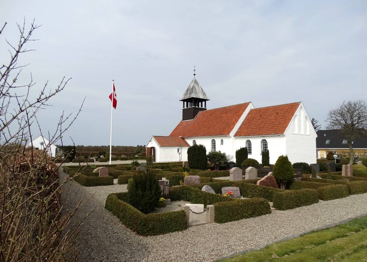 Weißes Kirche mit kleinem Friedhof