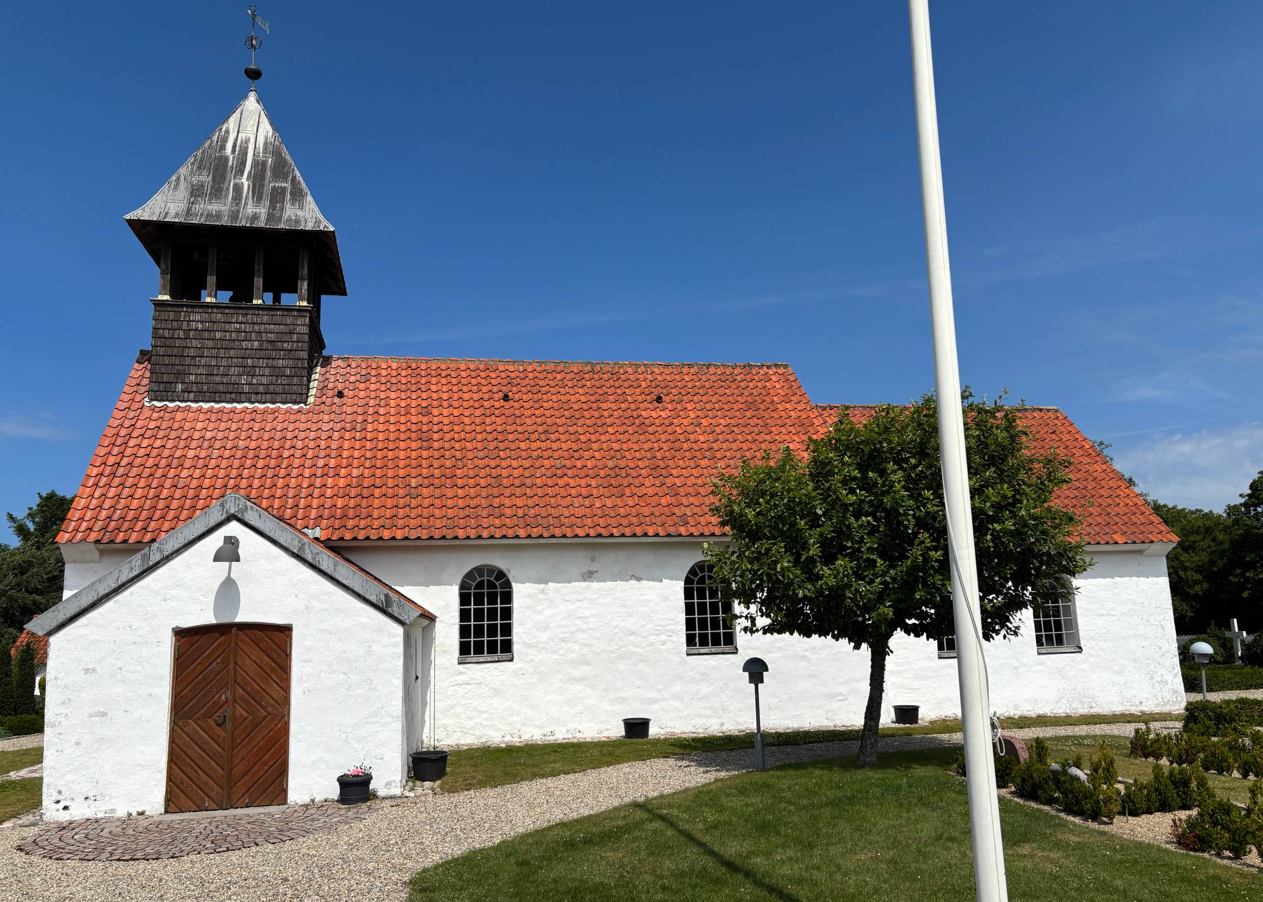 Weißes Kirche mit kleinem Friedhof