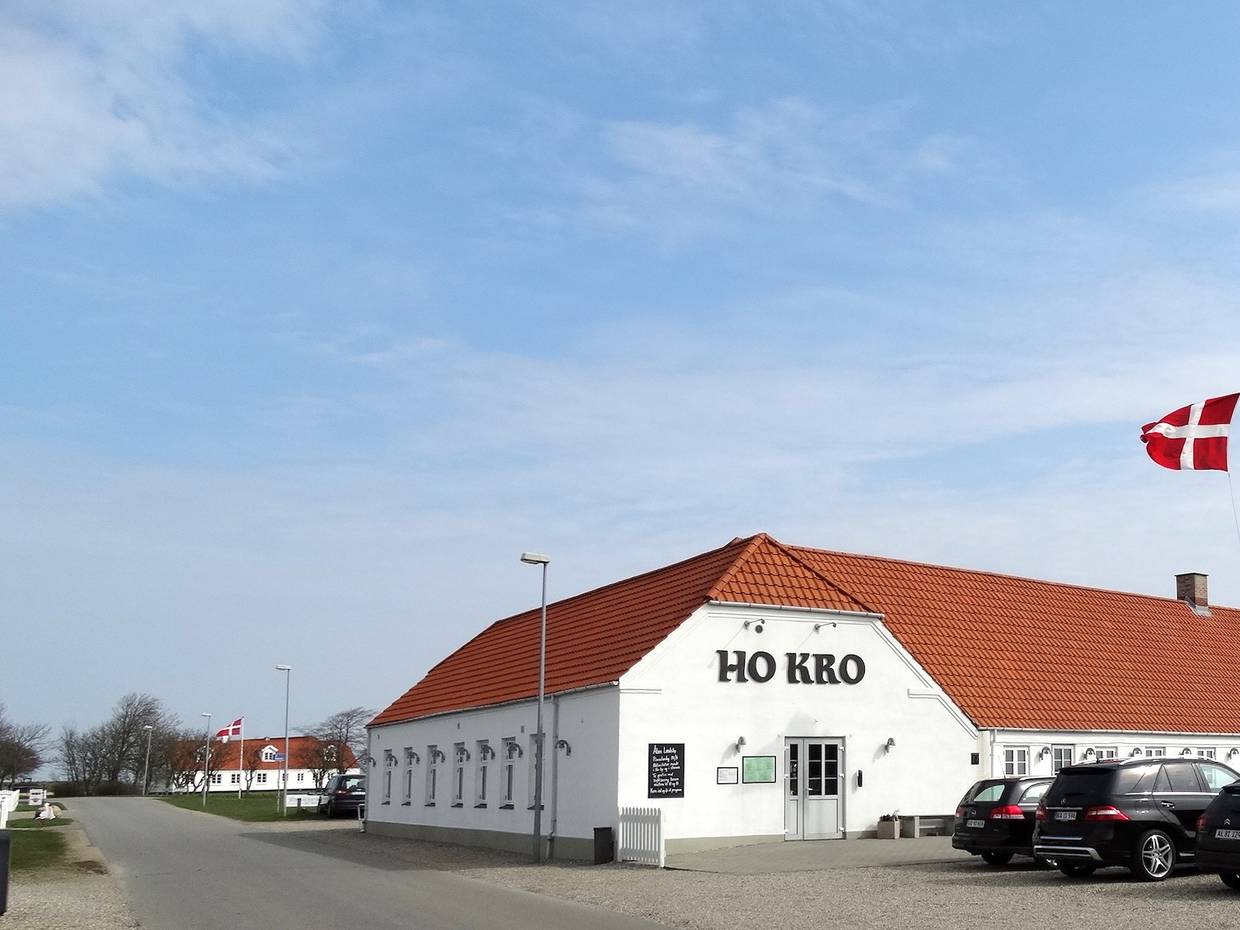 Weißes Gebäude mit dem Schriftzug Ho Kro