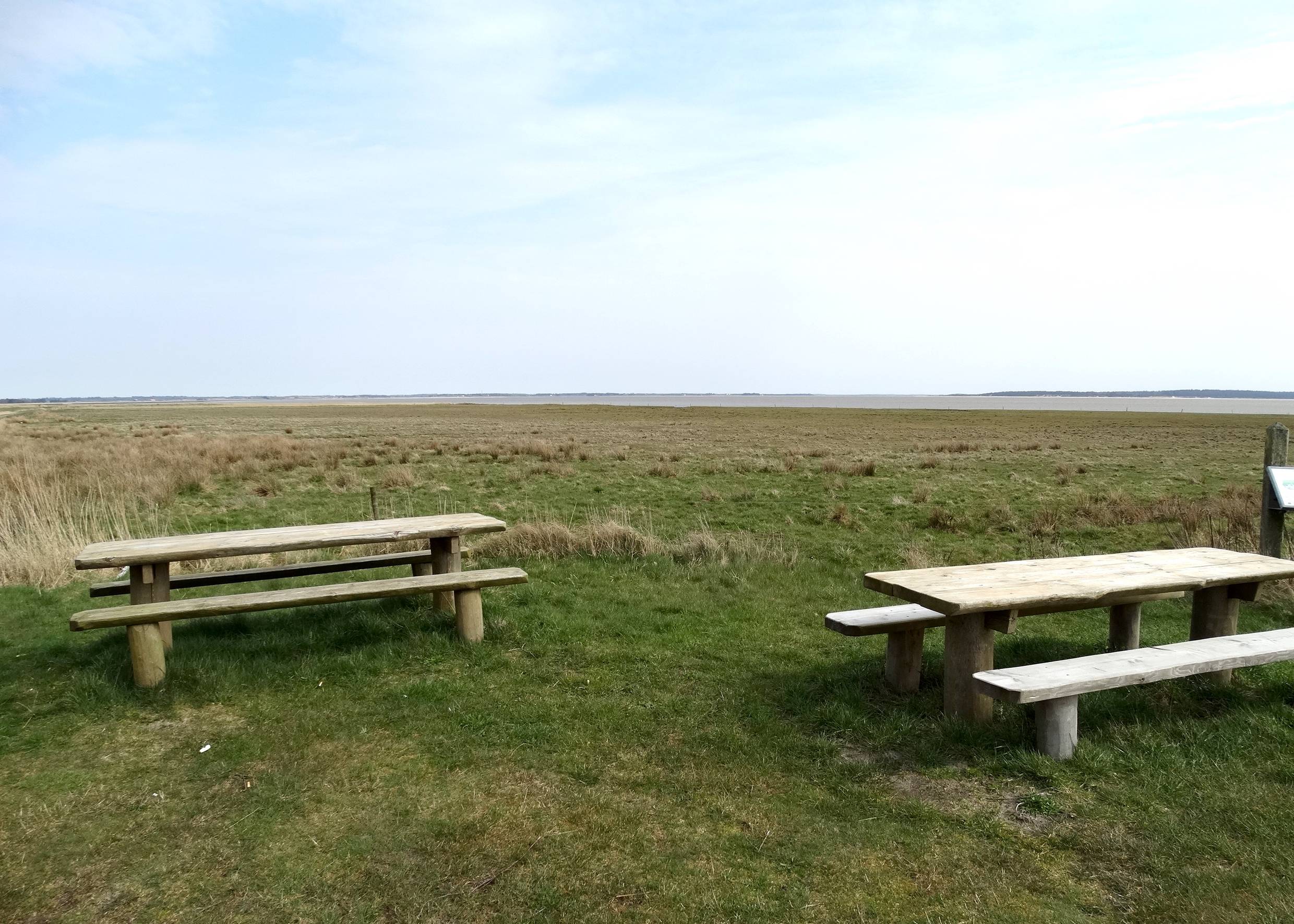 Picknickbänke am Ufer des Watts