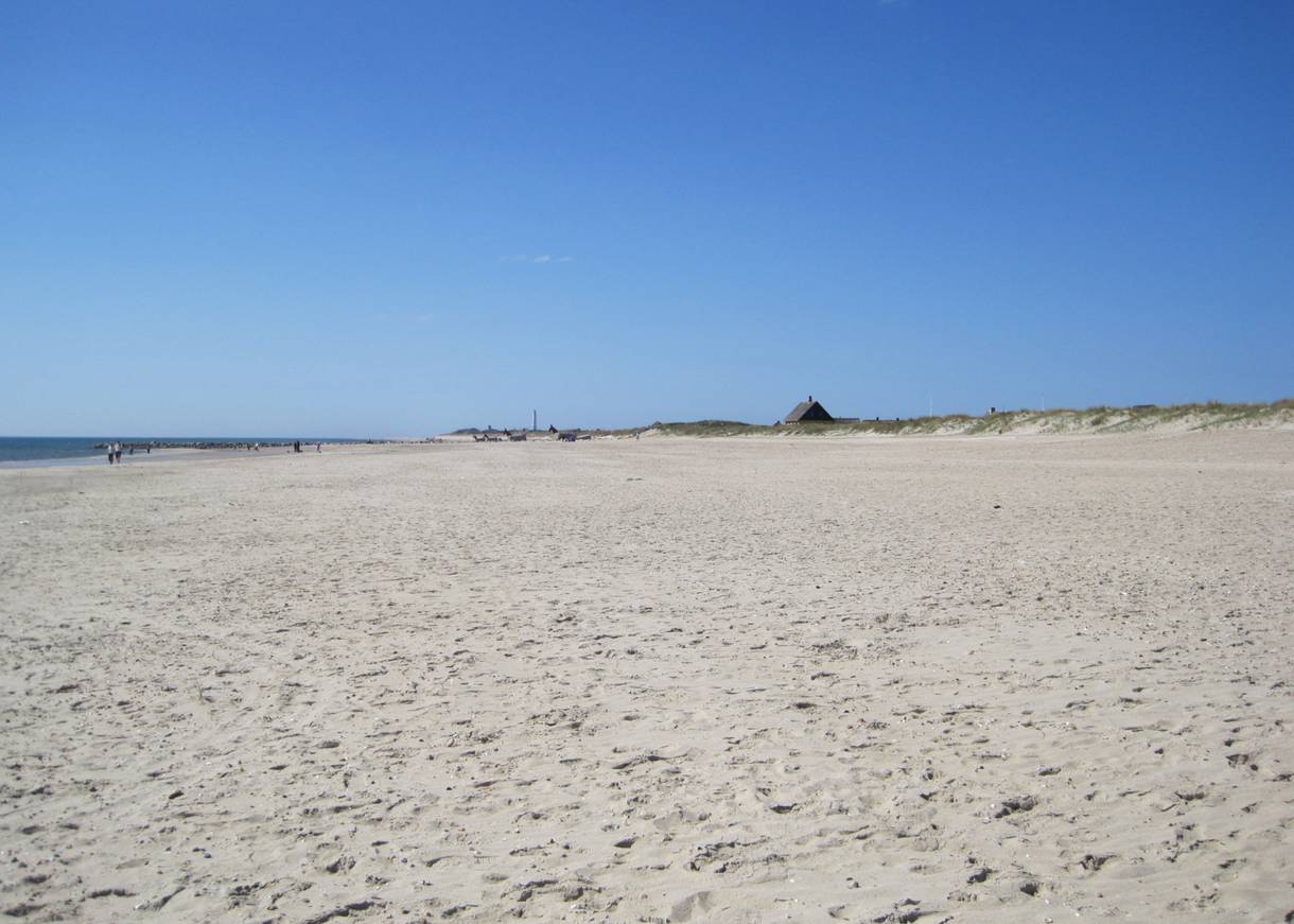 Der Strand von Blåvand mit dem Leuchtturm und den Pferdebunkern in der Ferne
