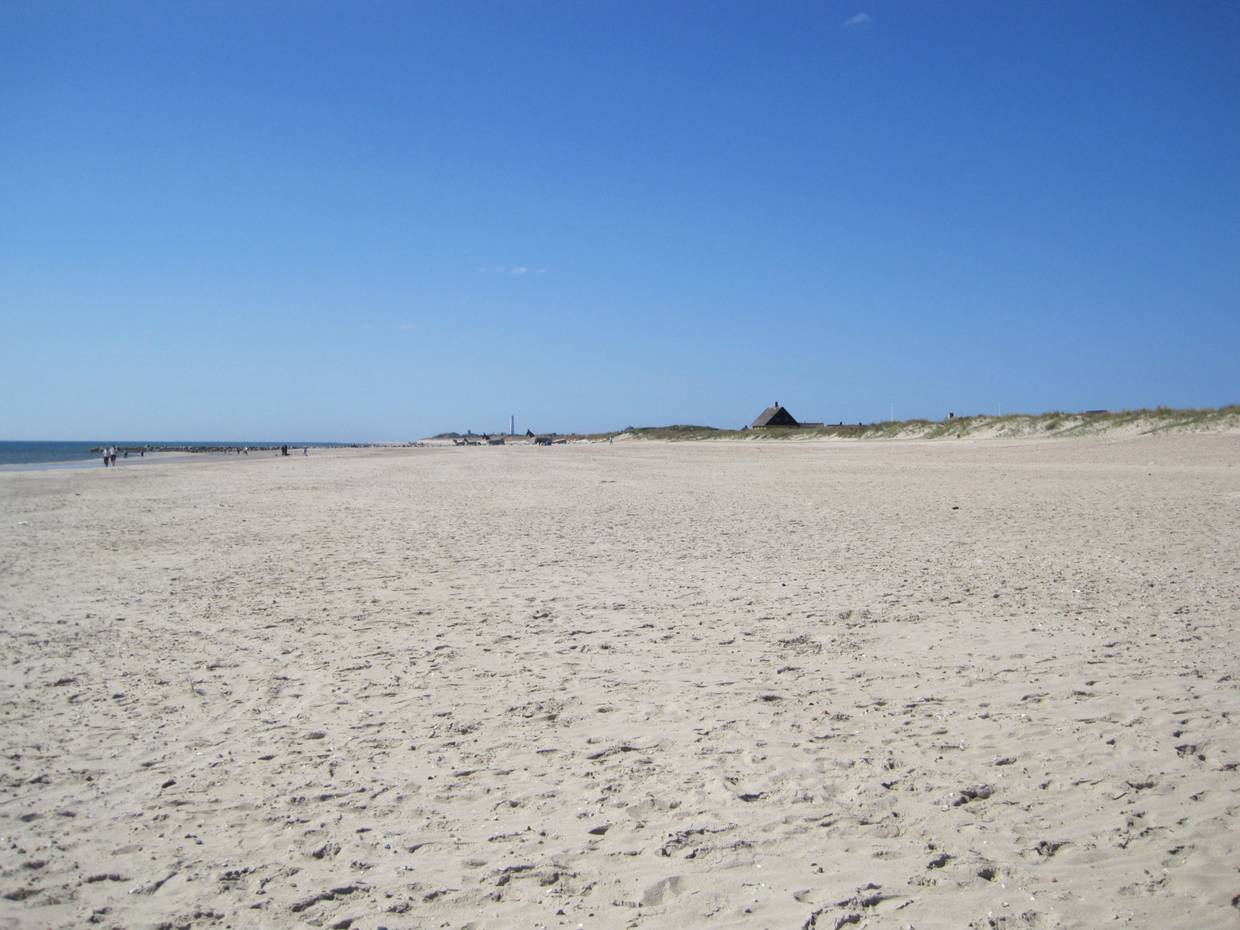 Der Strand von Blåvand mit dem Leuchtturm und den Pferdebunkern in der Ferne