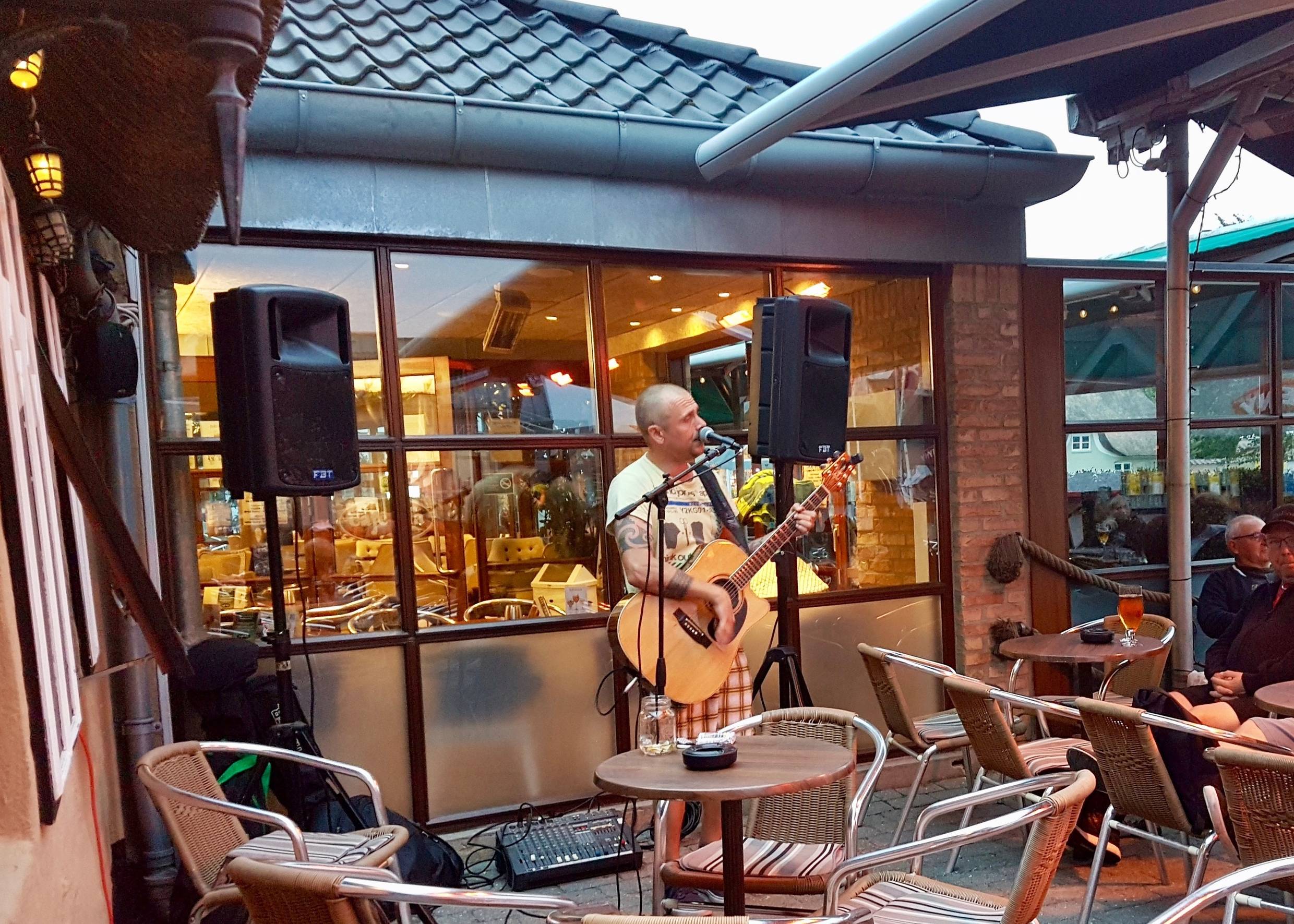 Gastterrasse im Pub mit Liveband