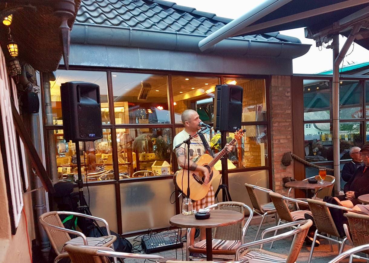 Gastterrasse im Pub mit Liveband