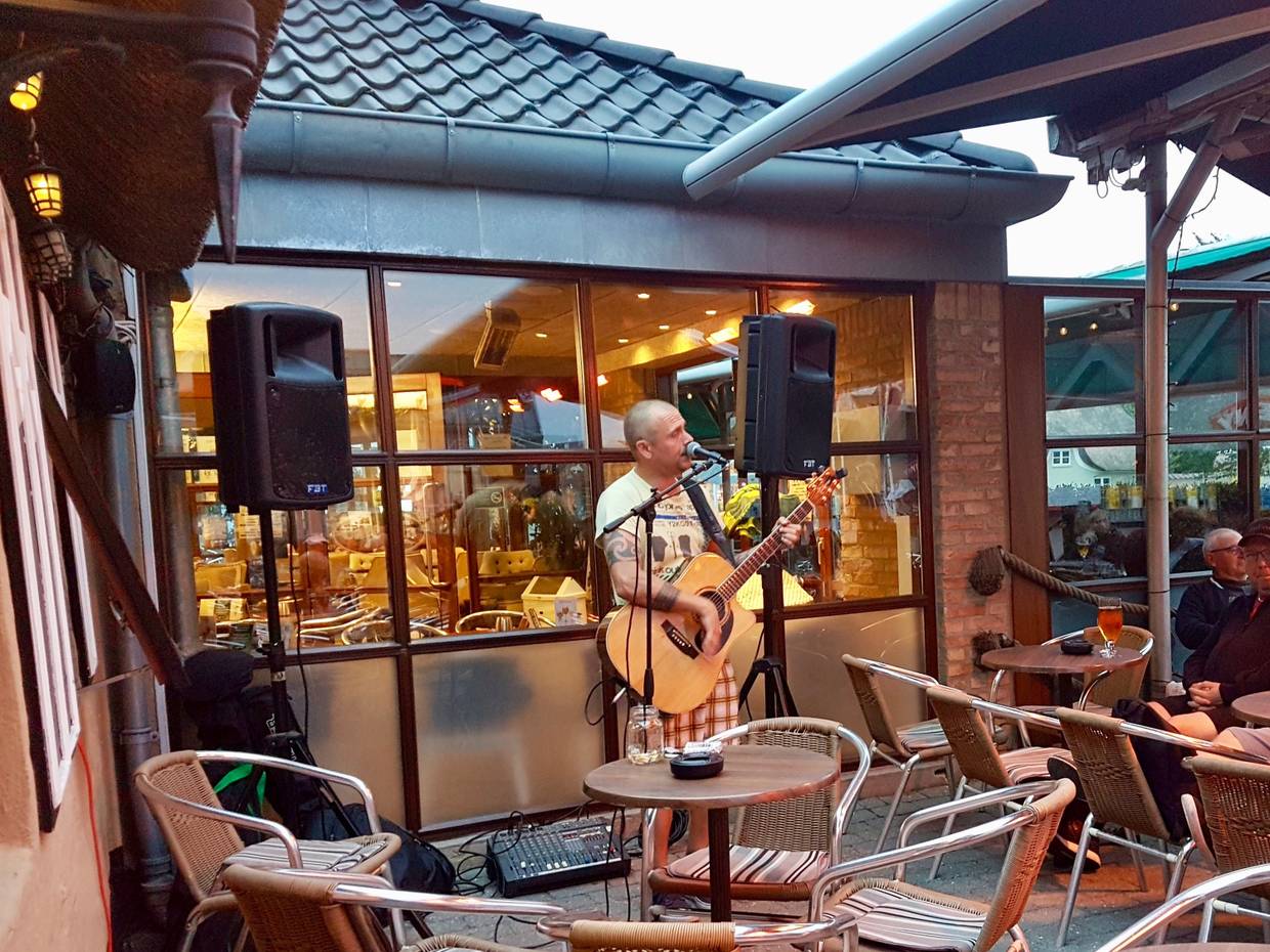 Gastterrasse im Pub mit Liveband