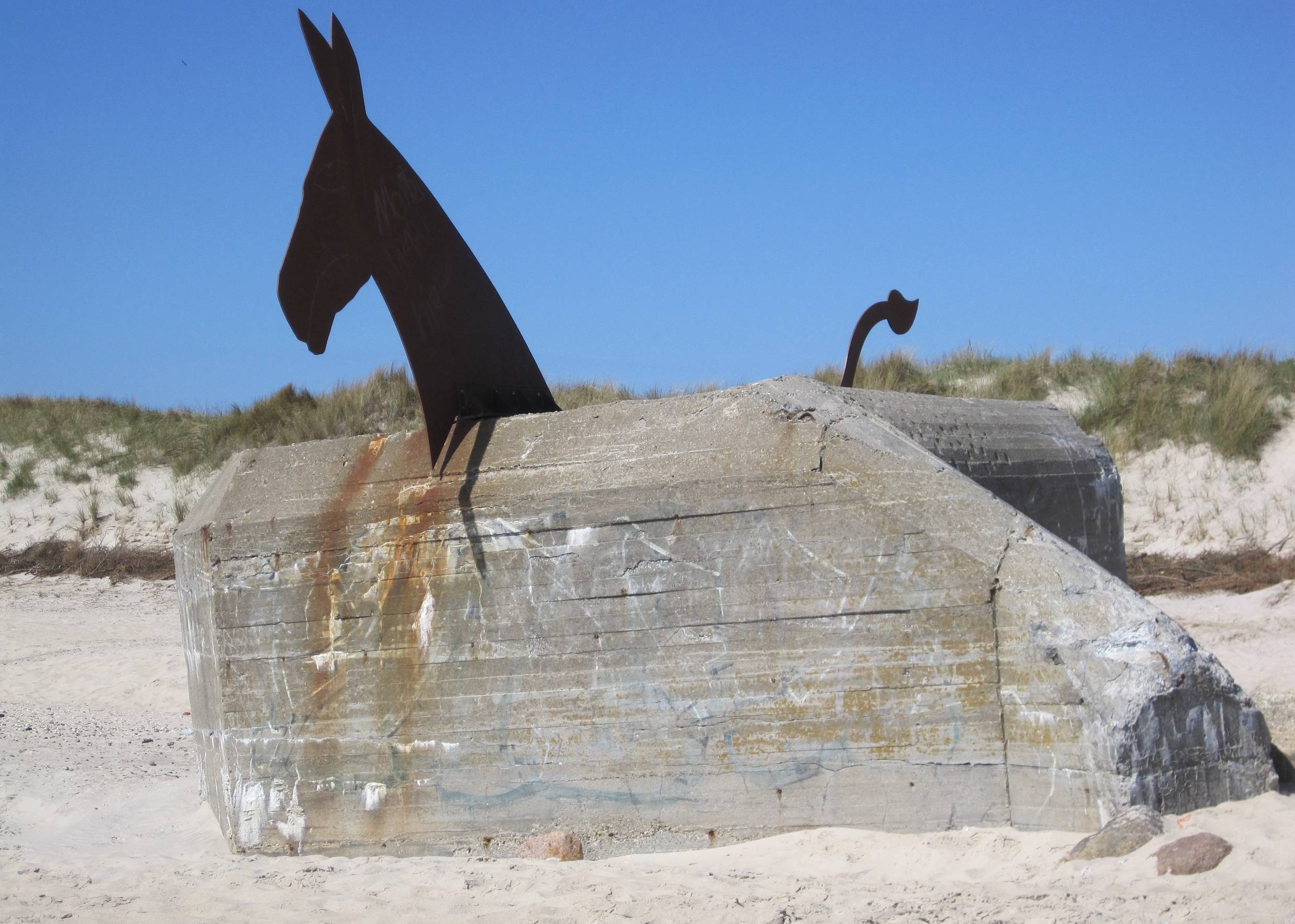 Bunker mit Pferdeköpfen am Strand