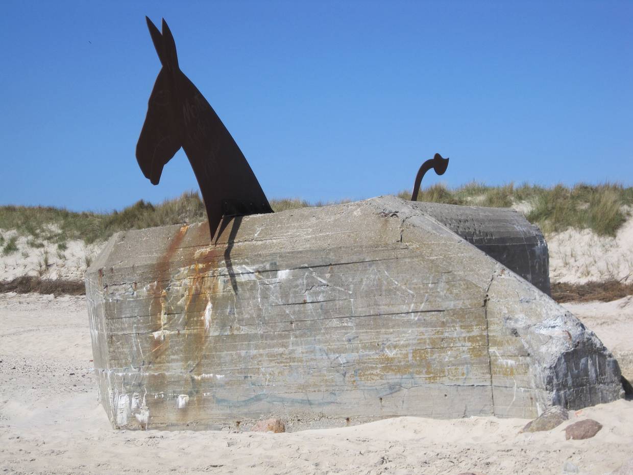 Bunker mit Pferdeköpfen am Strand