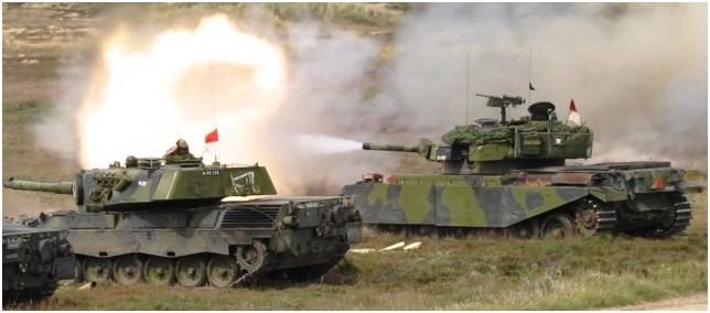 Zwei Panzer bei Manövereinsatz in der Heide