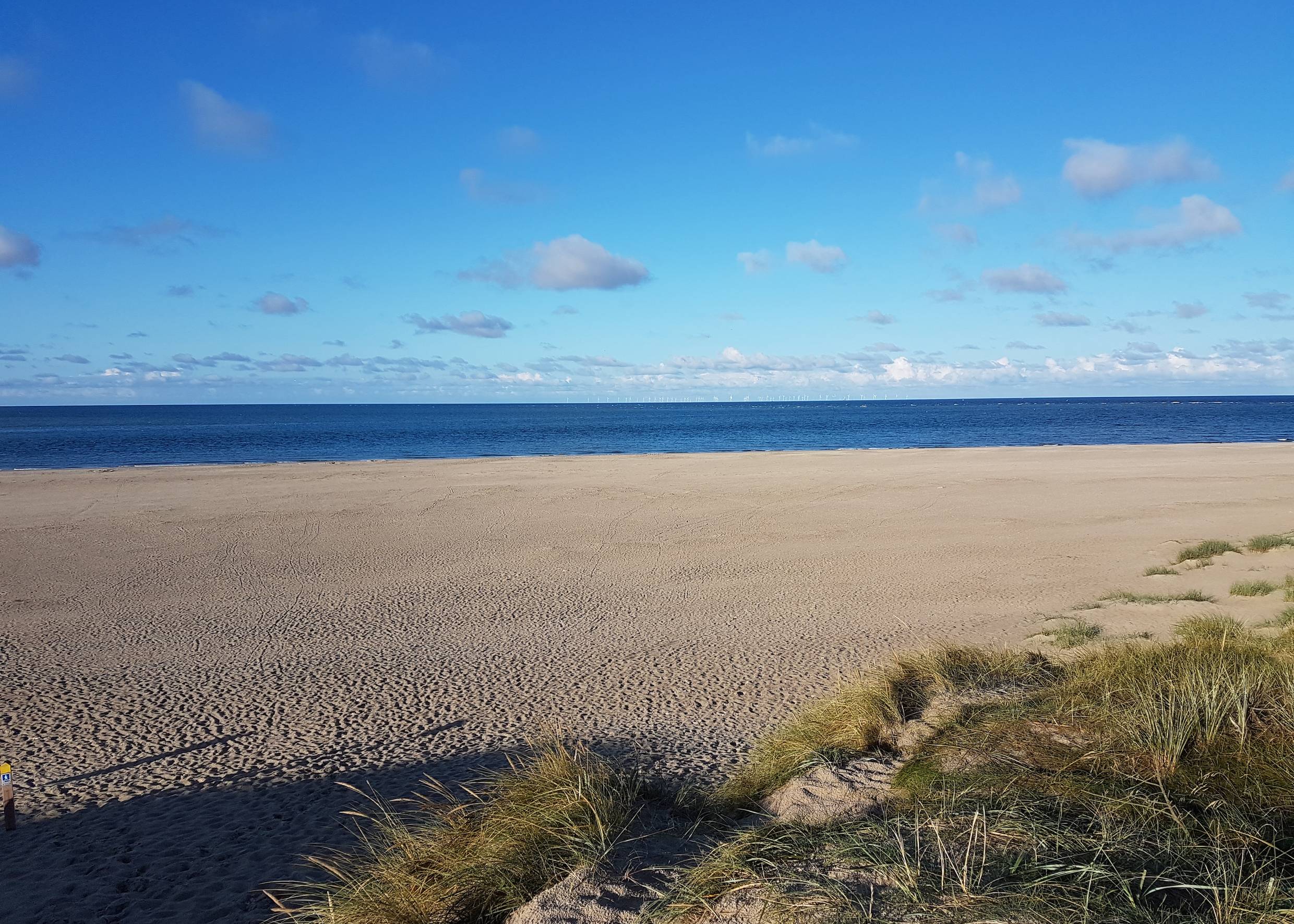 Meerblick vom breiten Sandstrand