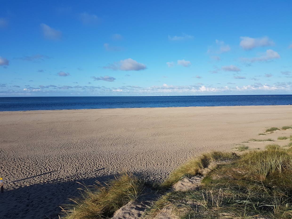 Meerblick vom breiten Sandstrand