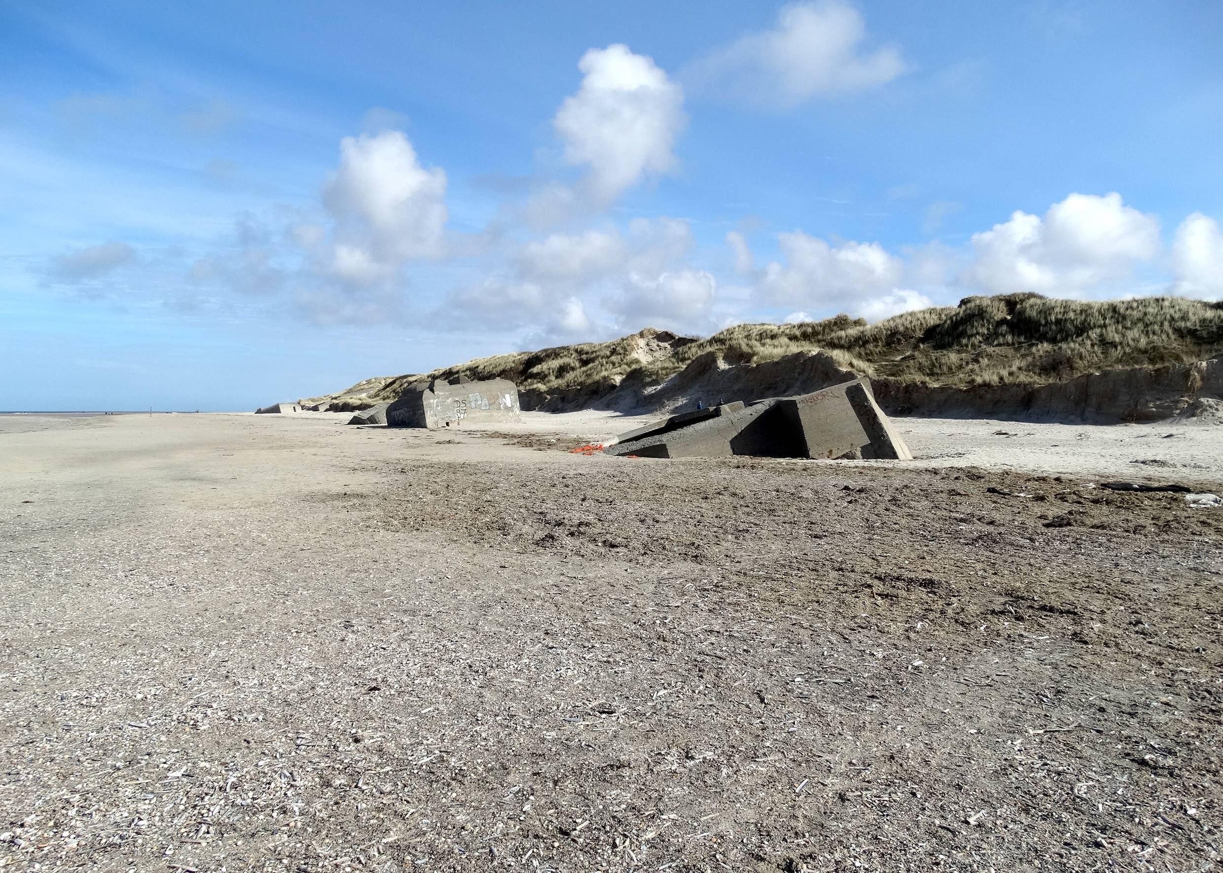 Strand mit fast versunkenen Bunkern