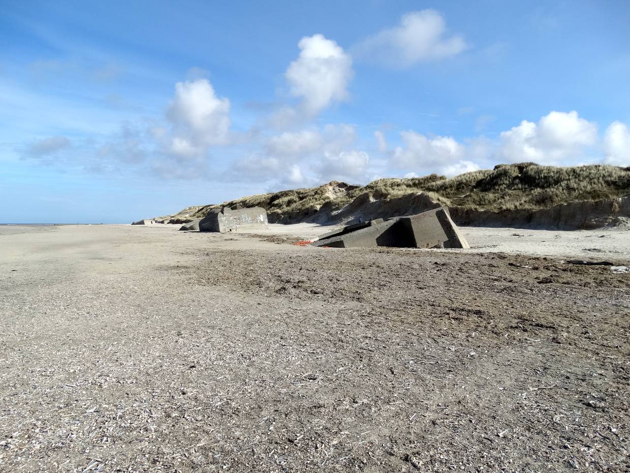 Strand mit fast versunkenen Bunkern