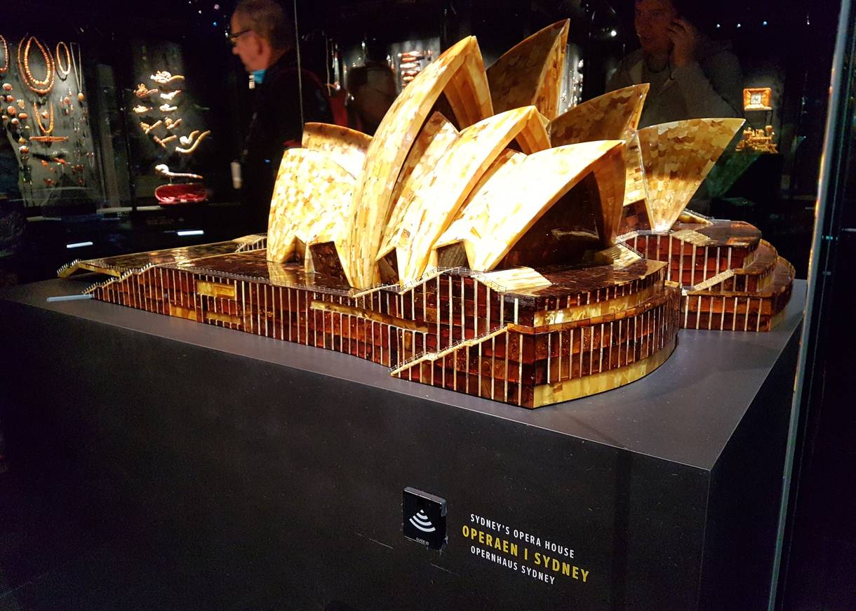 Miniaturausgabe des Opernhauses in Sydney in Bernstein erbaut