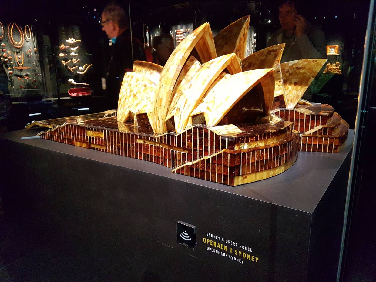 Miniaturausgabe des Opernhauses in Sydney in Bernstein erbaut