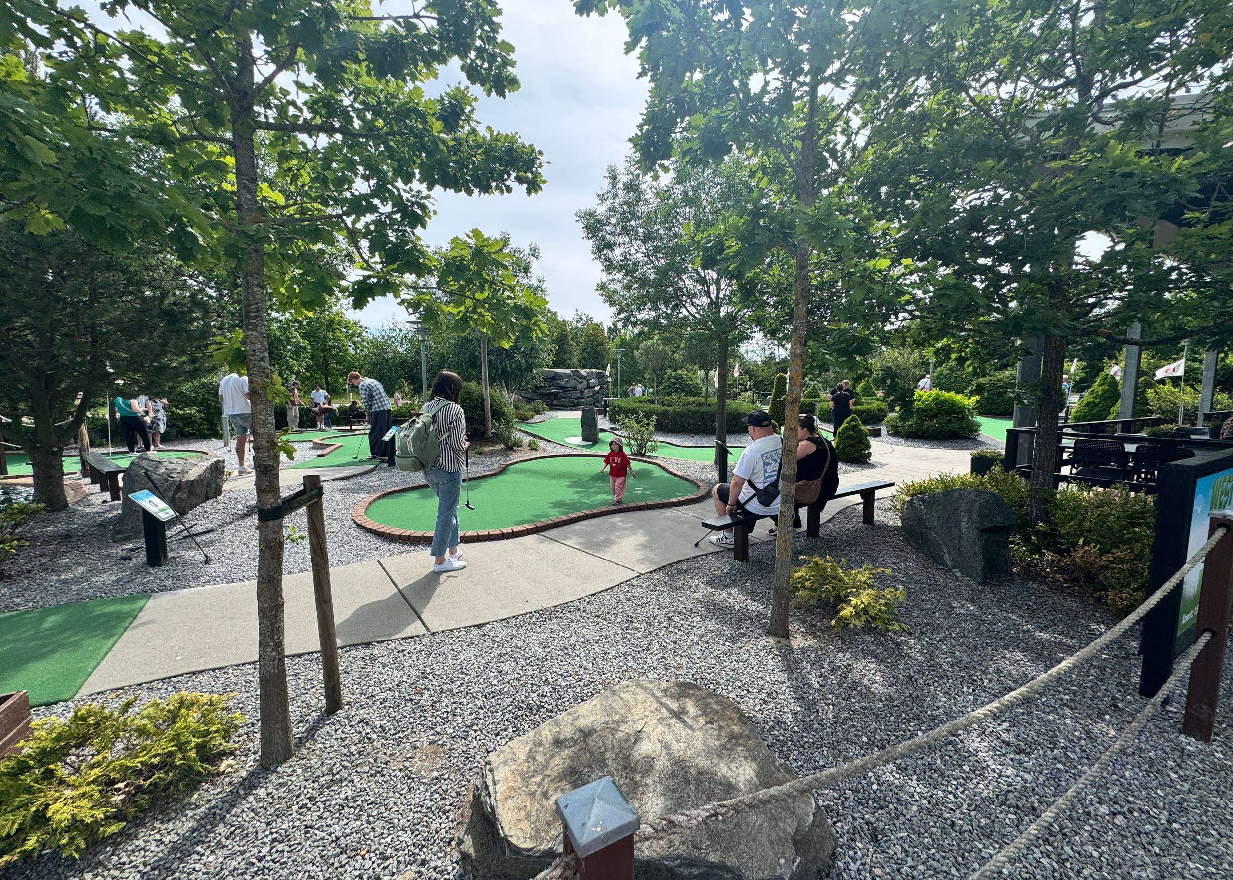 Junger Mann mit Minigolfschläger