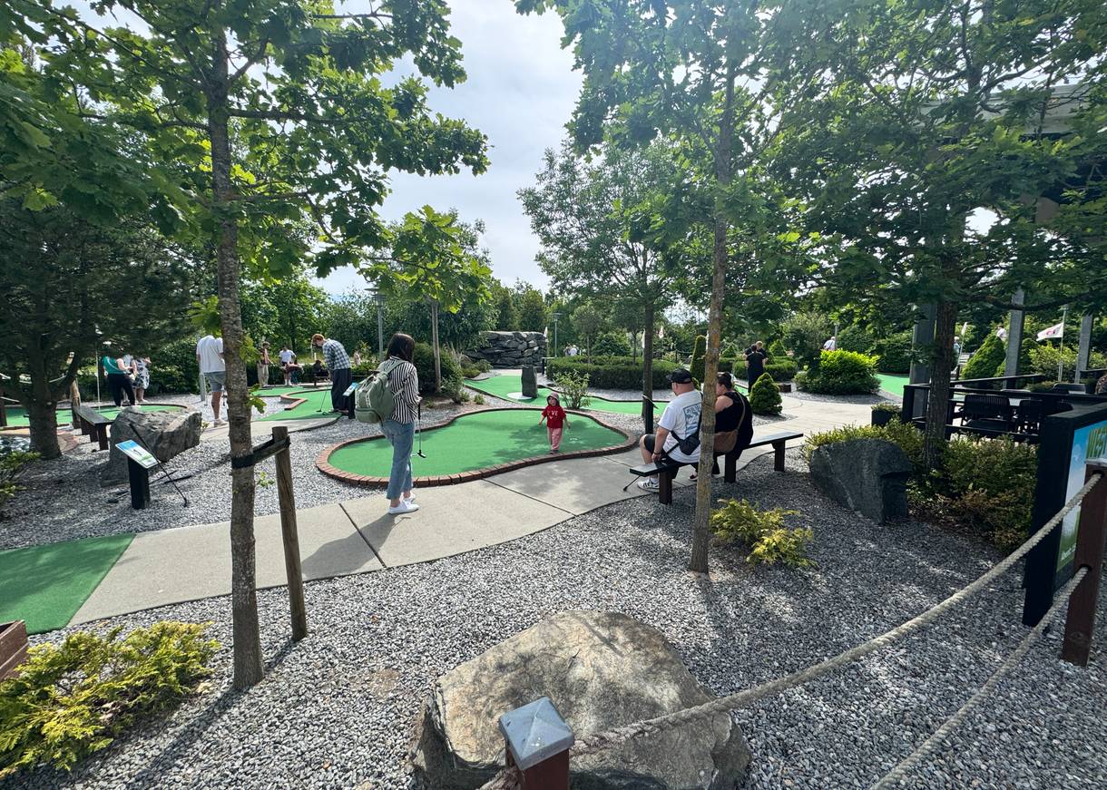 Junger Mann mit Minigolfschläger