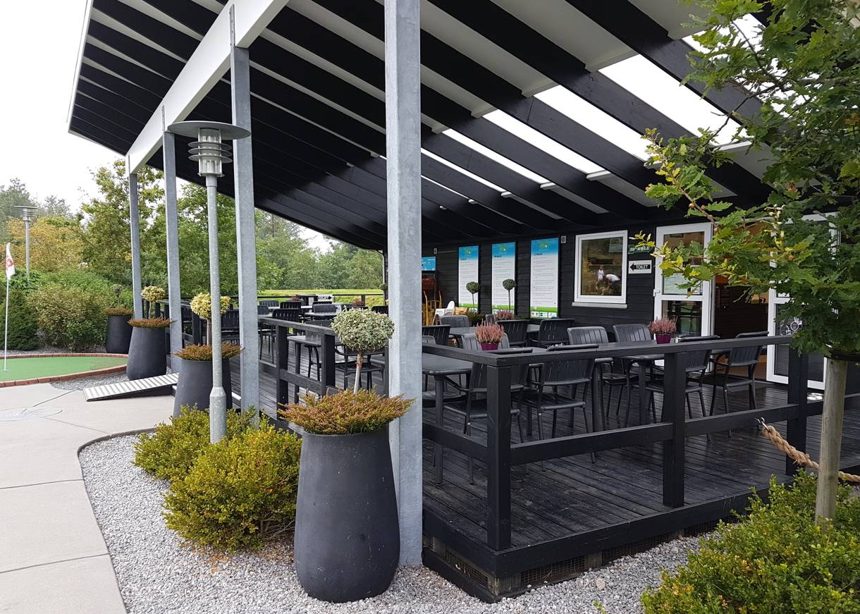 Bestuhlte Terrasse am Café des Minigolfplatzes