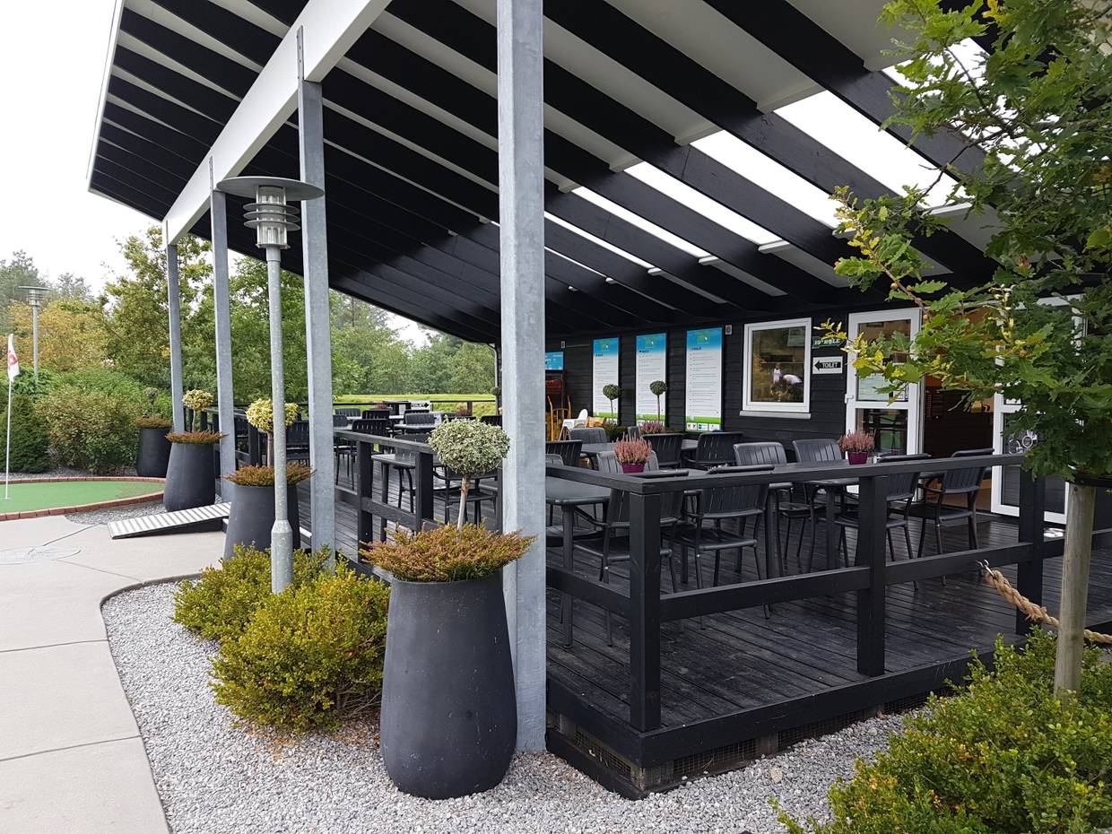 Bestuhlte Terrasse am Café des Minigolfplatzes