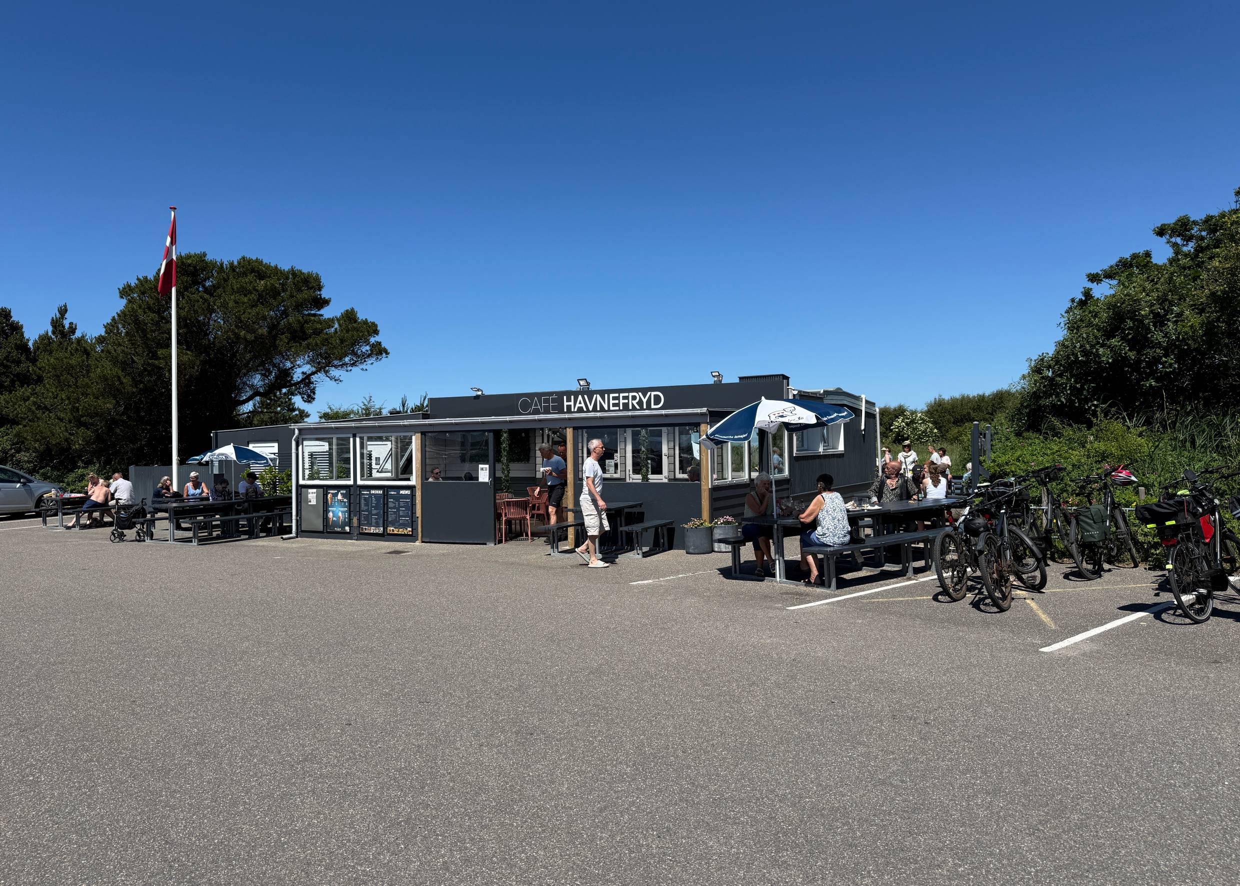Kleiner Imbiss mit Sitzplätzen auf dem Parkplatz
