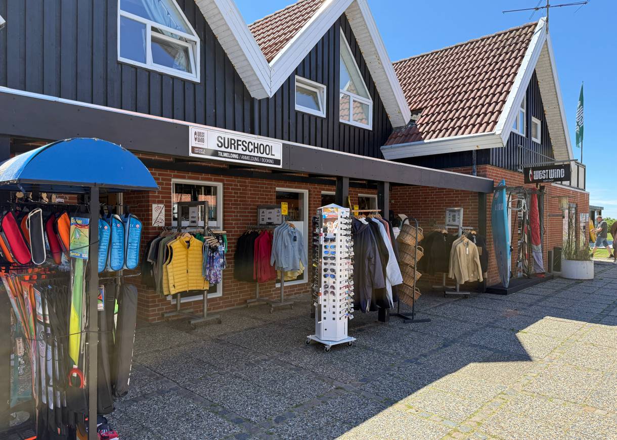 Outdoor-Geschäft in einem schwarzen Holzgebäude