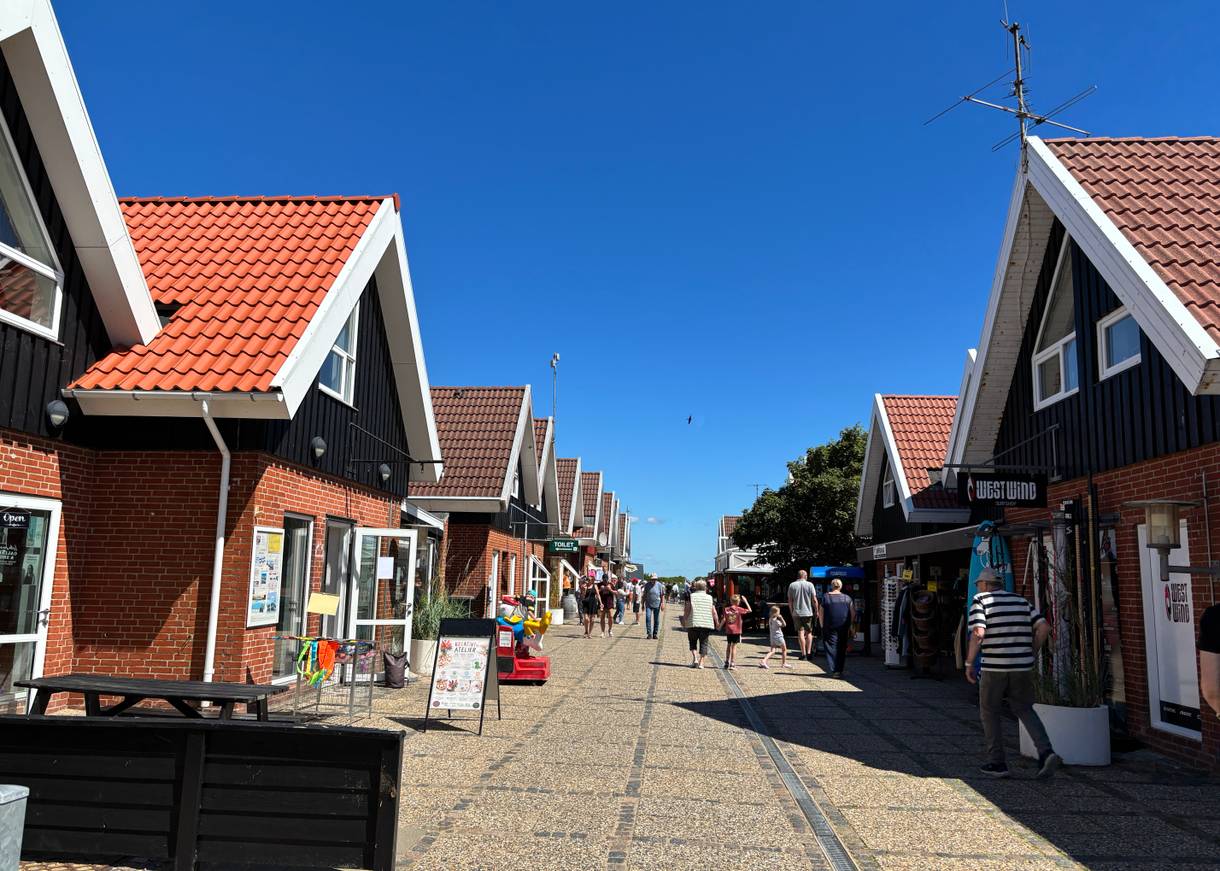 Gepflasterter Weg zwischen einer Reihe mit Geschäften