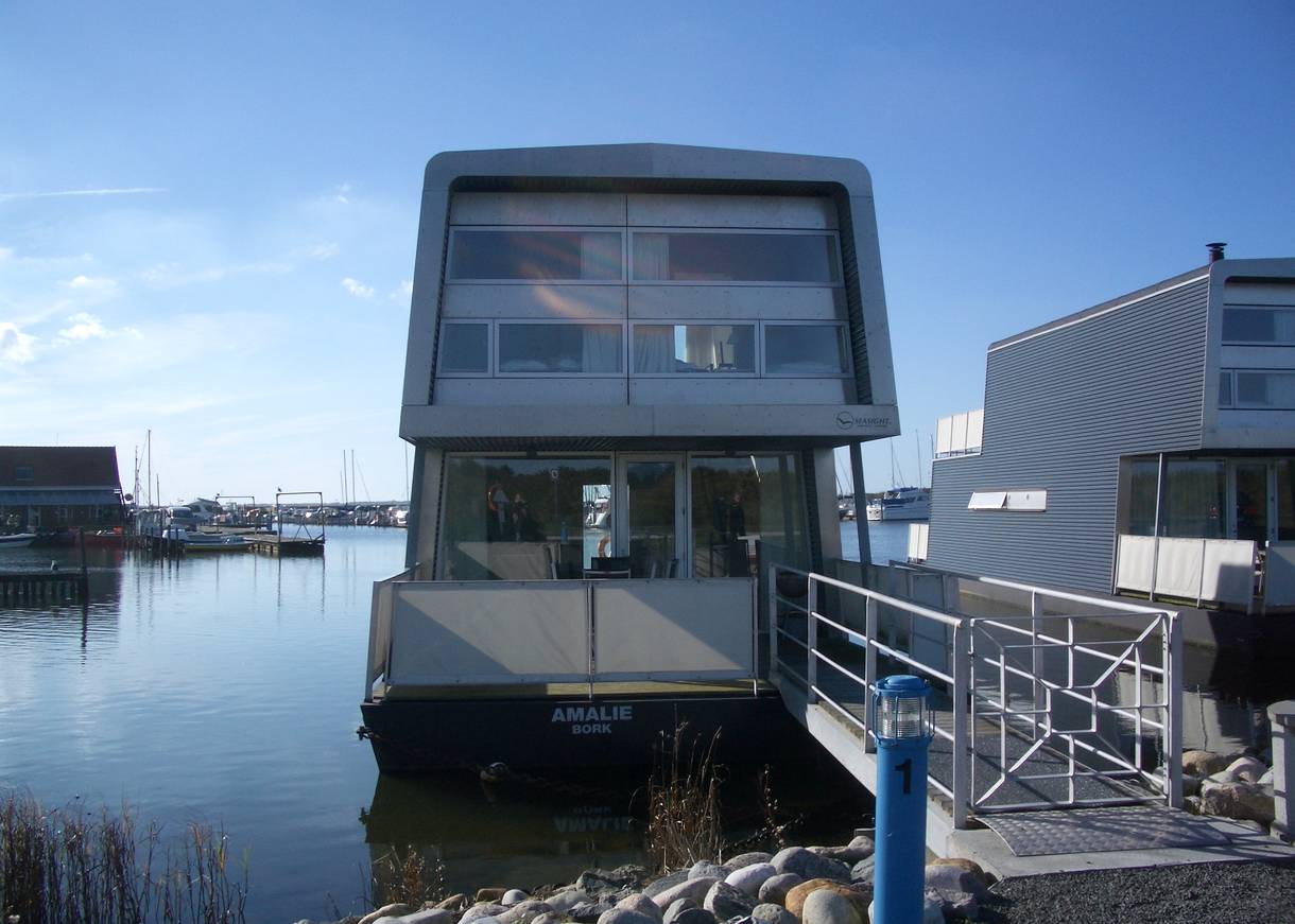 Steg zum Eingang eines der Hausboote im Hafen