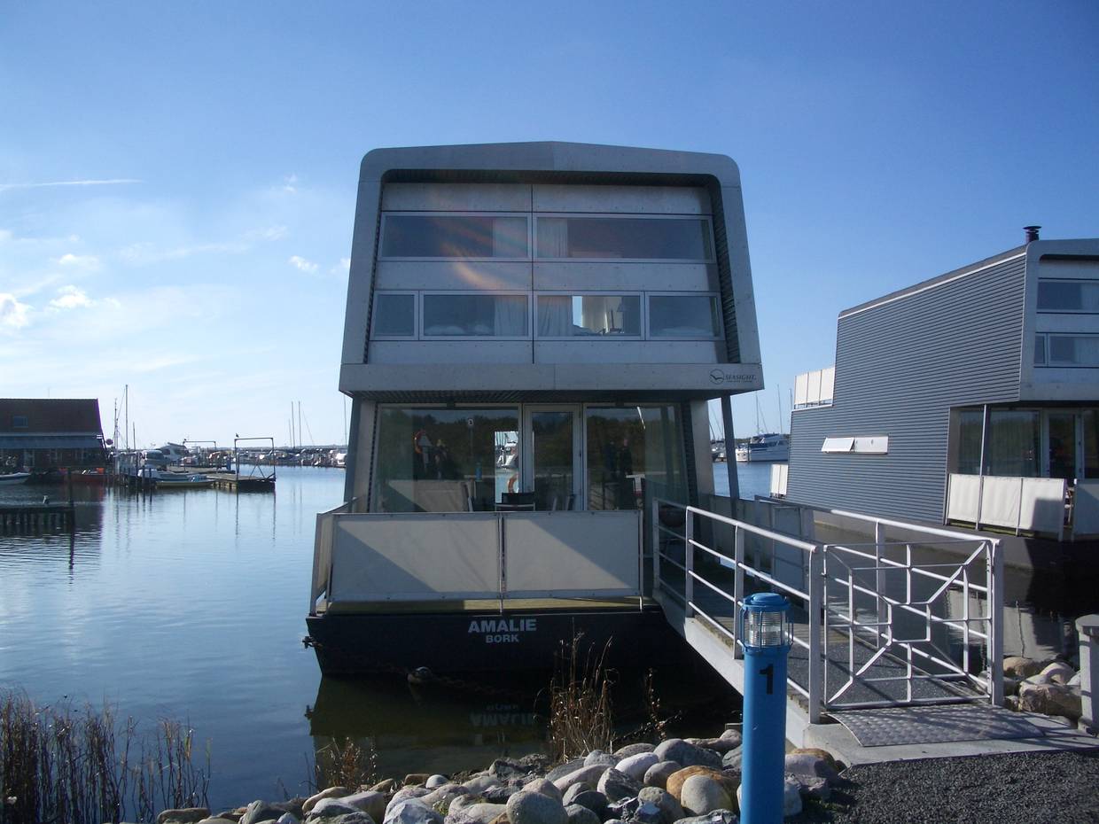 Steg zum Eingang eines der Hausboote im Hafen