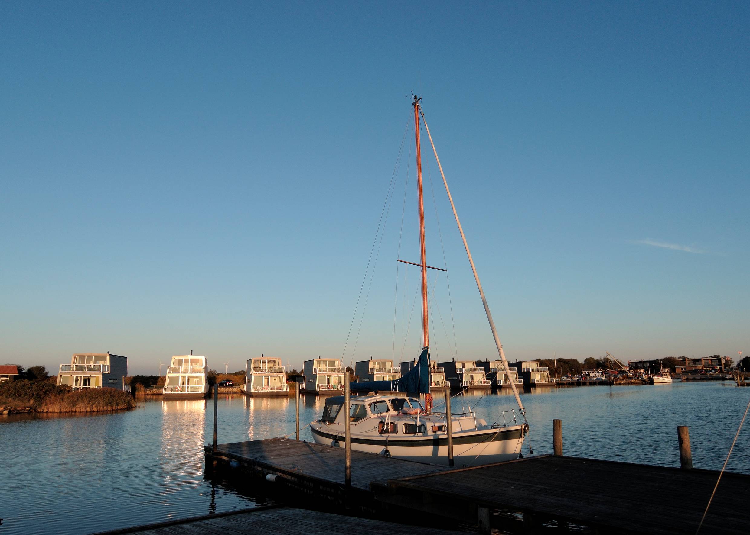 Hausboote in Bork Havn in der Abendsonne