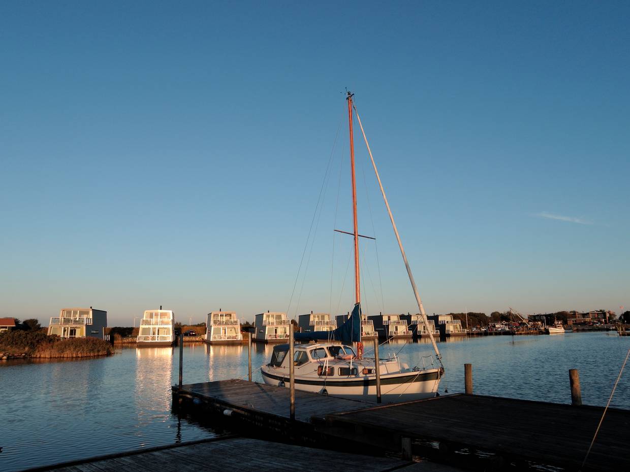 Hausboote in Bork Havn in der Abendsonne