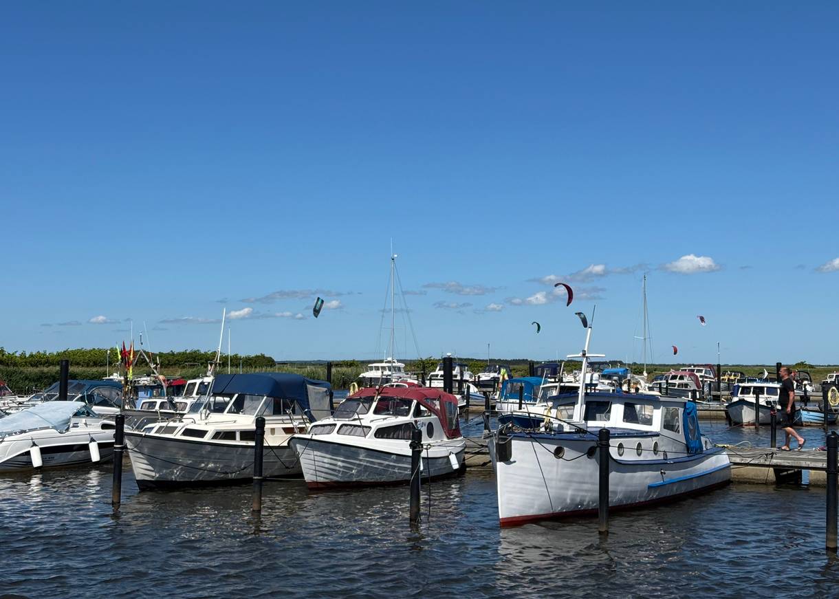 Viele Boote im Jachthafen