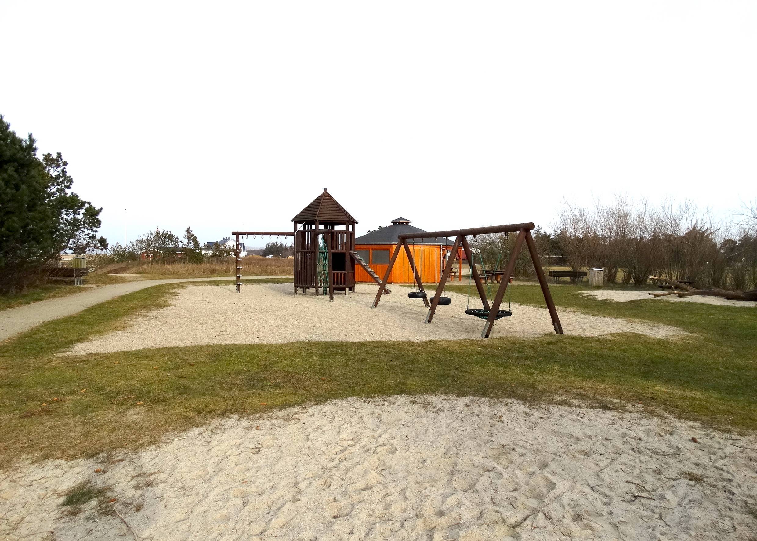 Spielplatz mit Kletterturm und Sandkiste