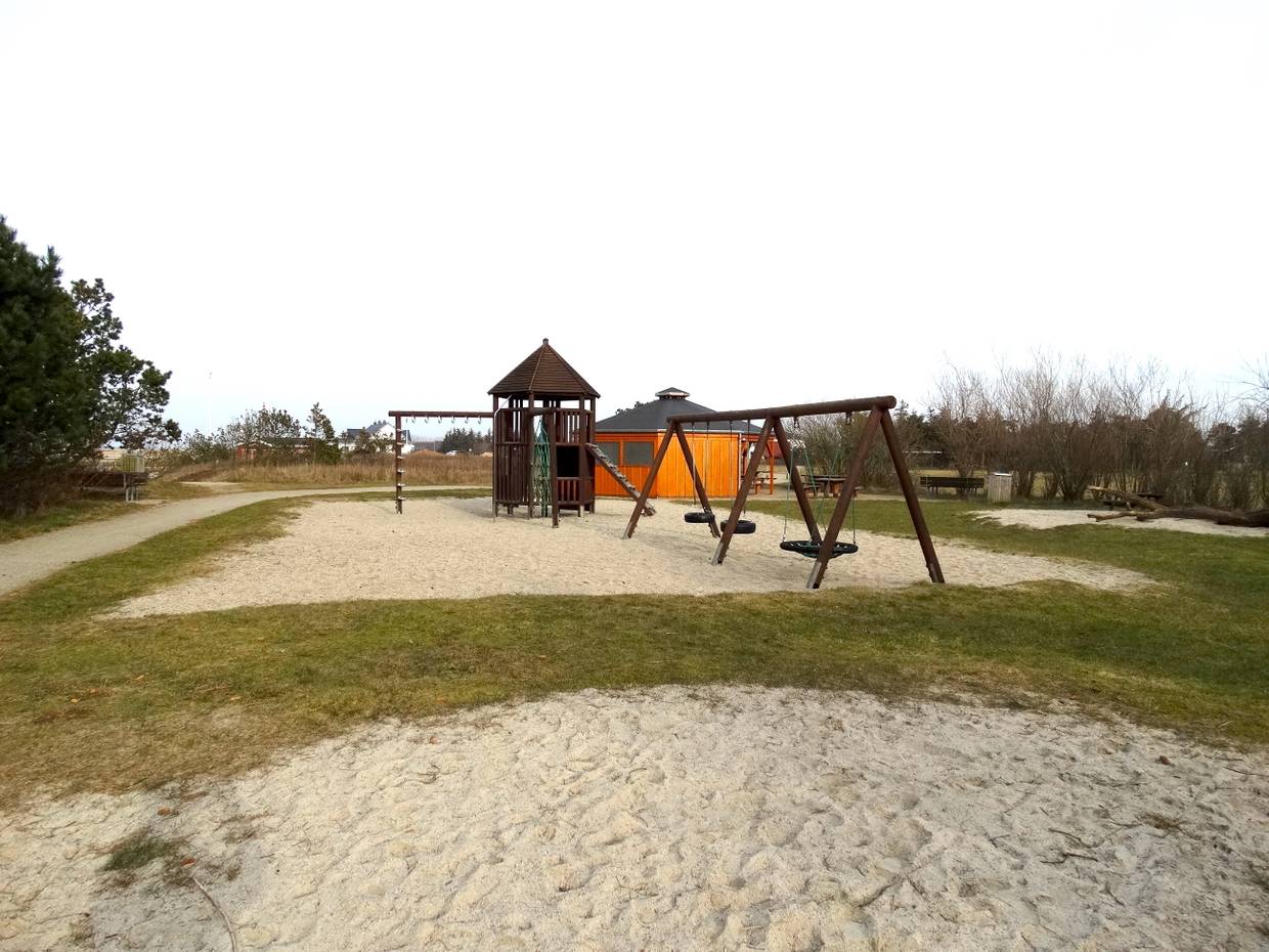 Spielplatz mit Kletterturm und Sandkiste