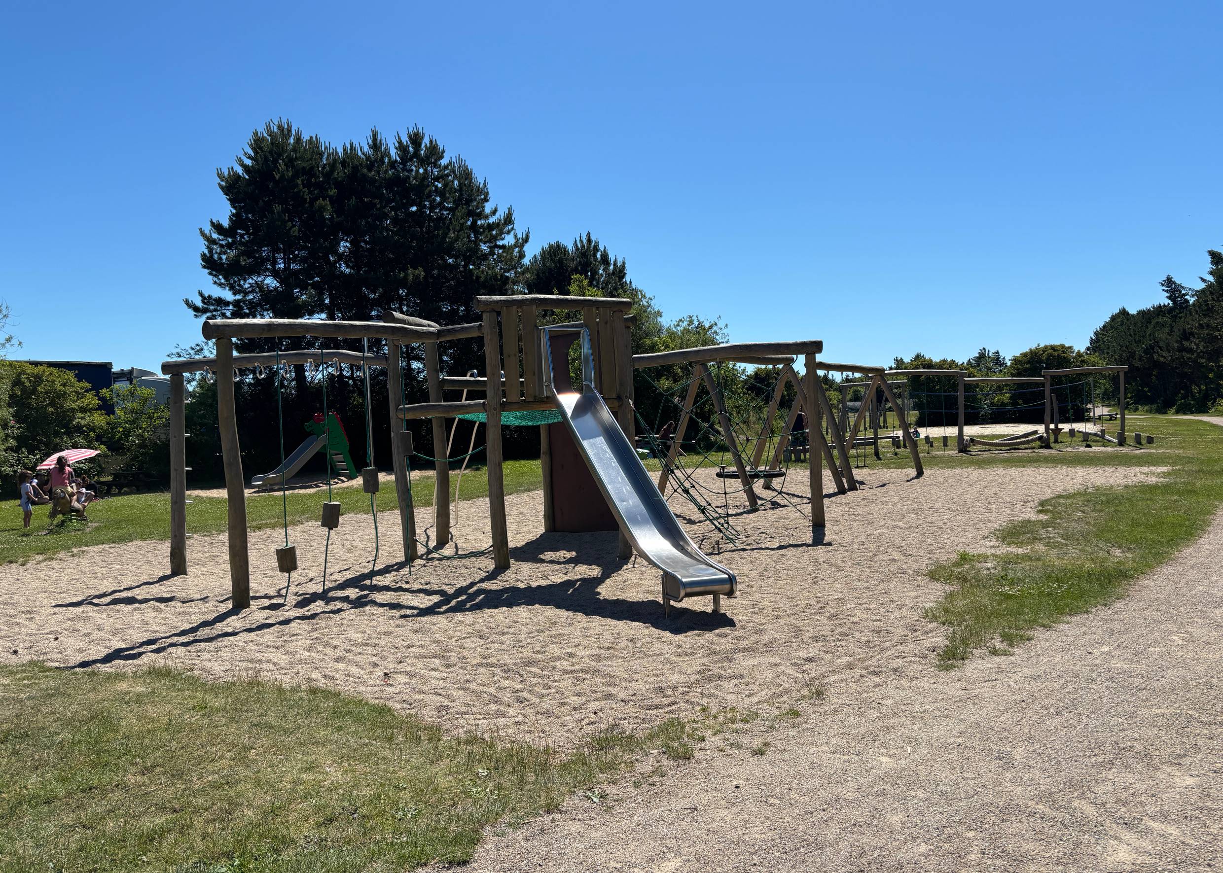 Spielplatz mit Kletterturm und Sandkiste