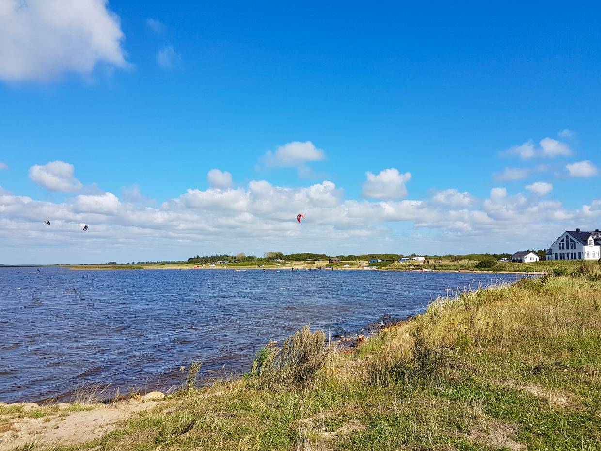 Kitesegel am Himmel üer dem Fjord