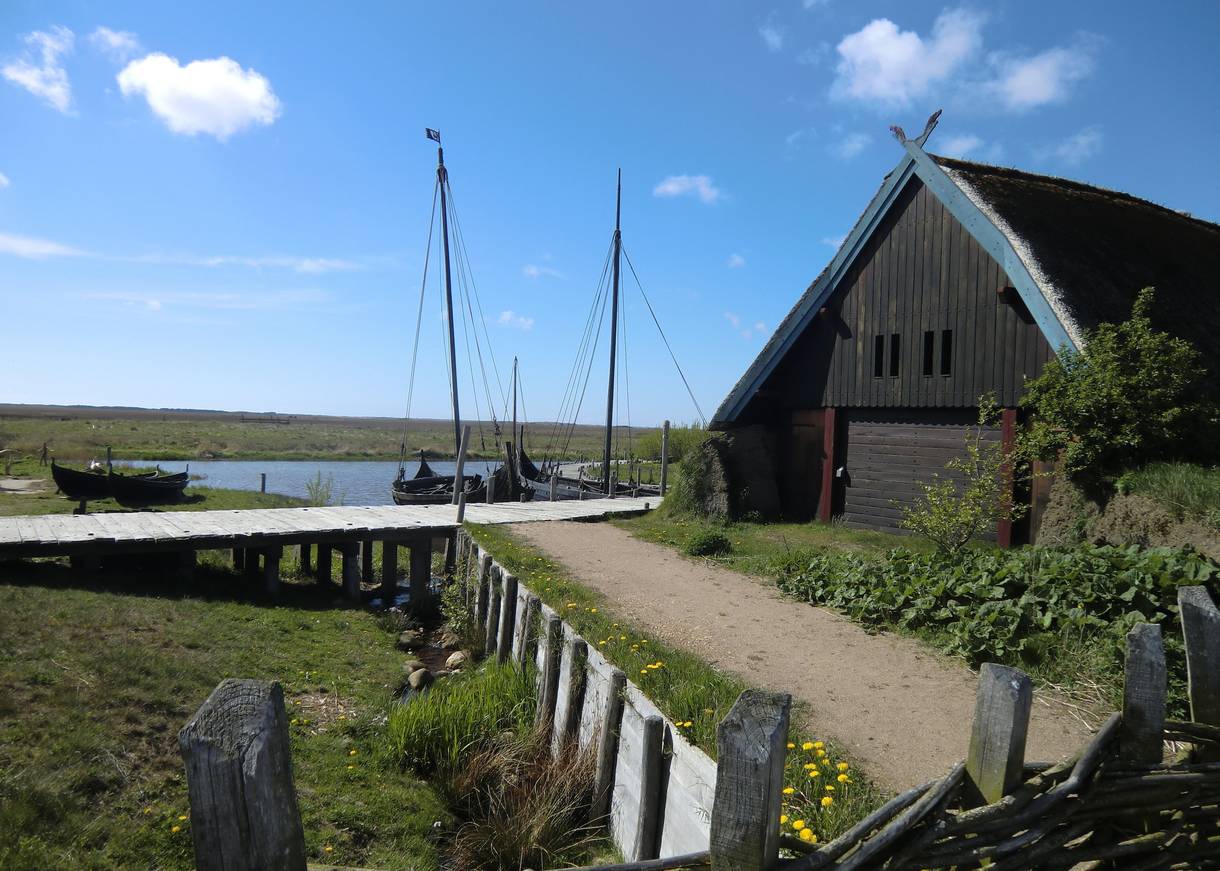 Wikingerhaus und Boote am Fjord