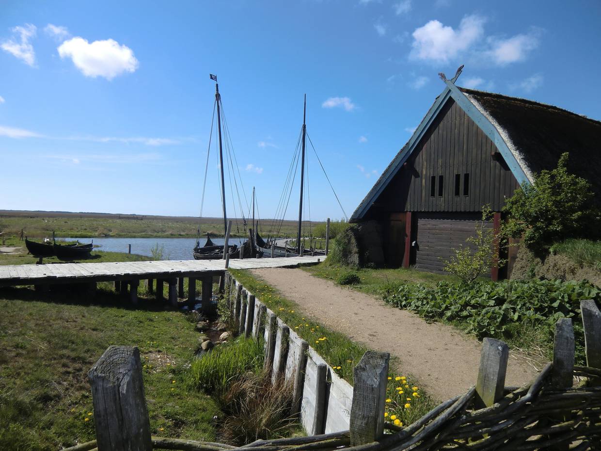 Wikingerhaus und Boote am Fjord