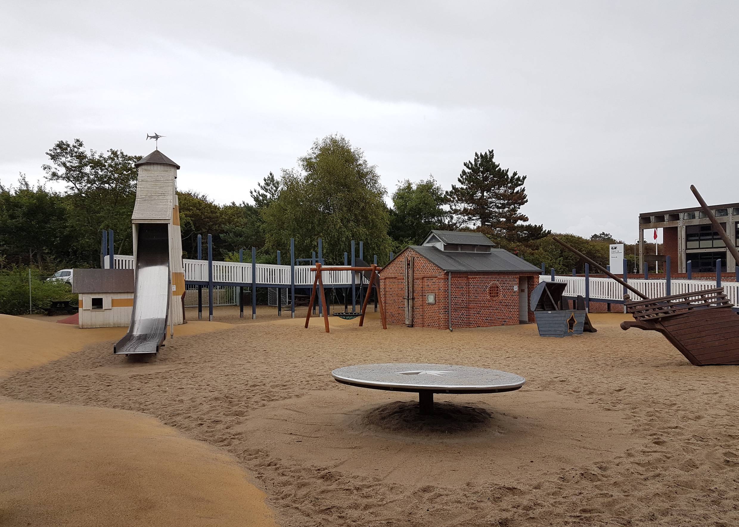 Spielplatz mit Rutschturm und kleinen Häusern