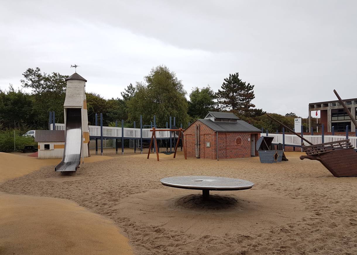 Spielplatz mit Rutschturm und kleinen Häusern