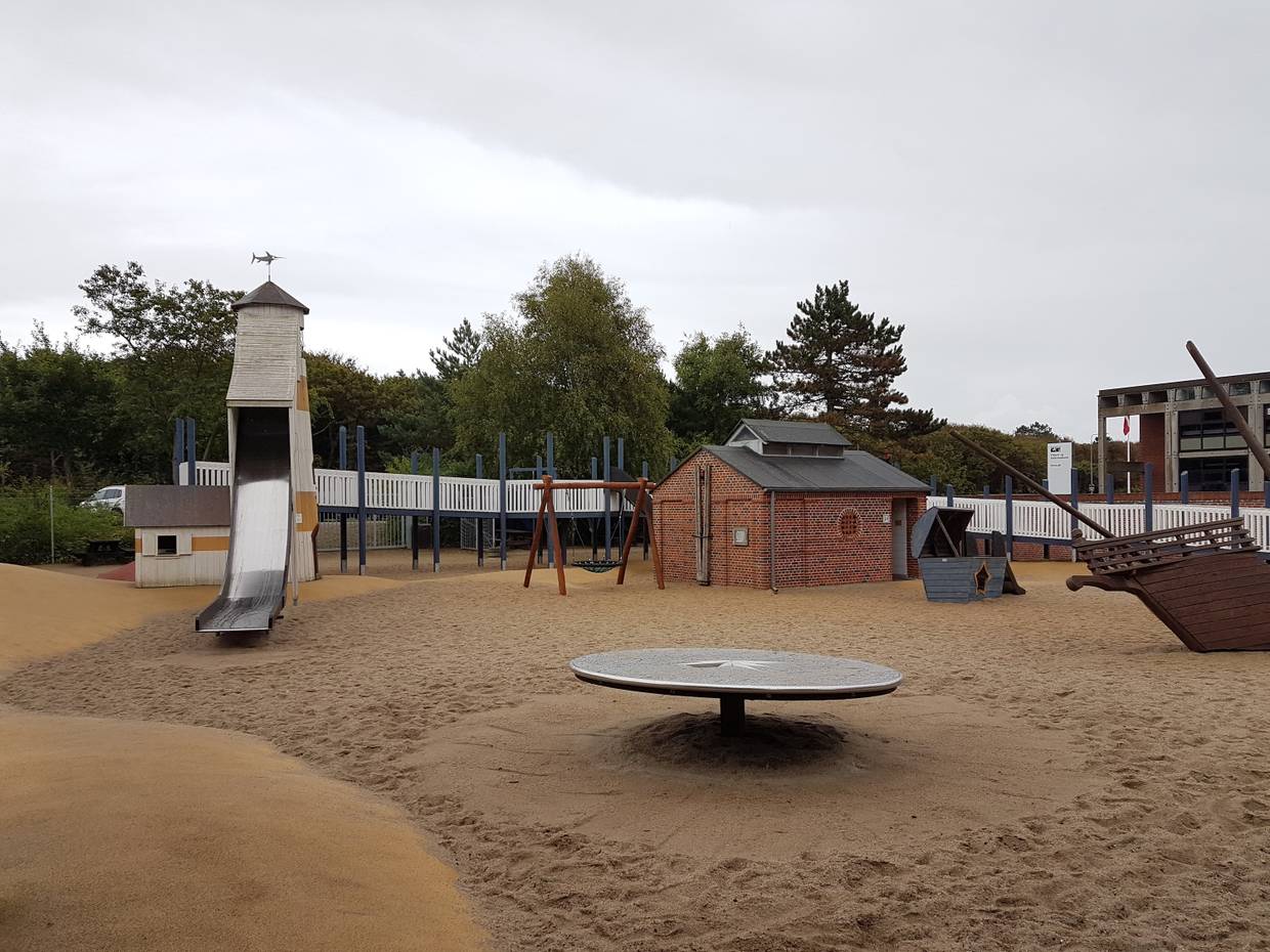 Spielplatz mit Rutschturm und kleinen Häusern