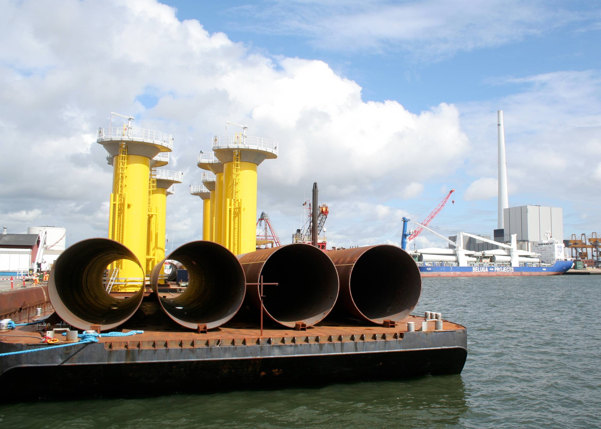 Riesige Stahlröhren auf einem Ponton im Hafen