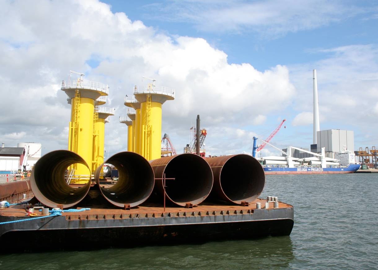 Riesige Stahlröhren auf einem Ponton im Hafen