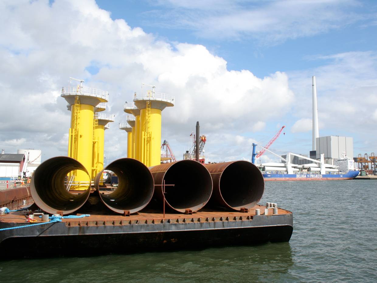 Riesige Stahlröhren auf einem Ponton im Hafen