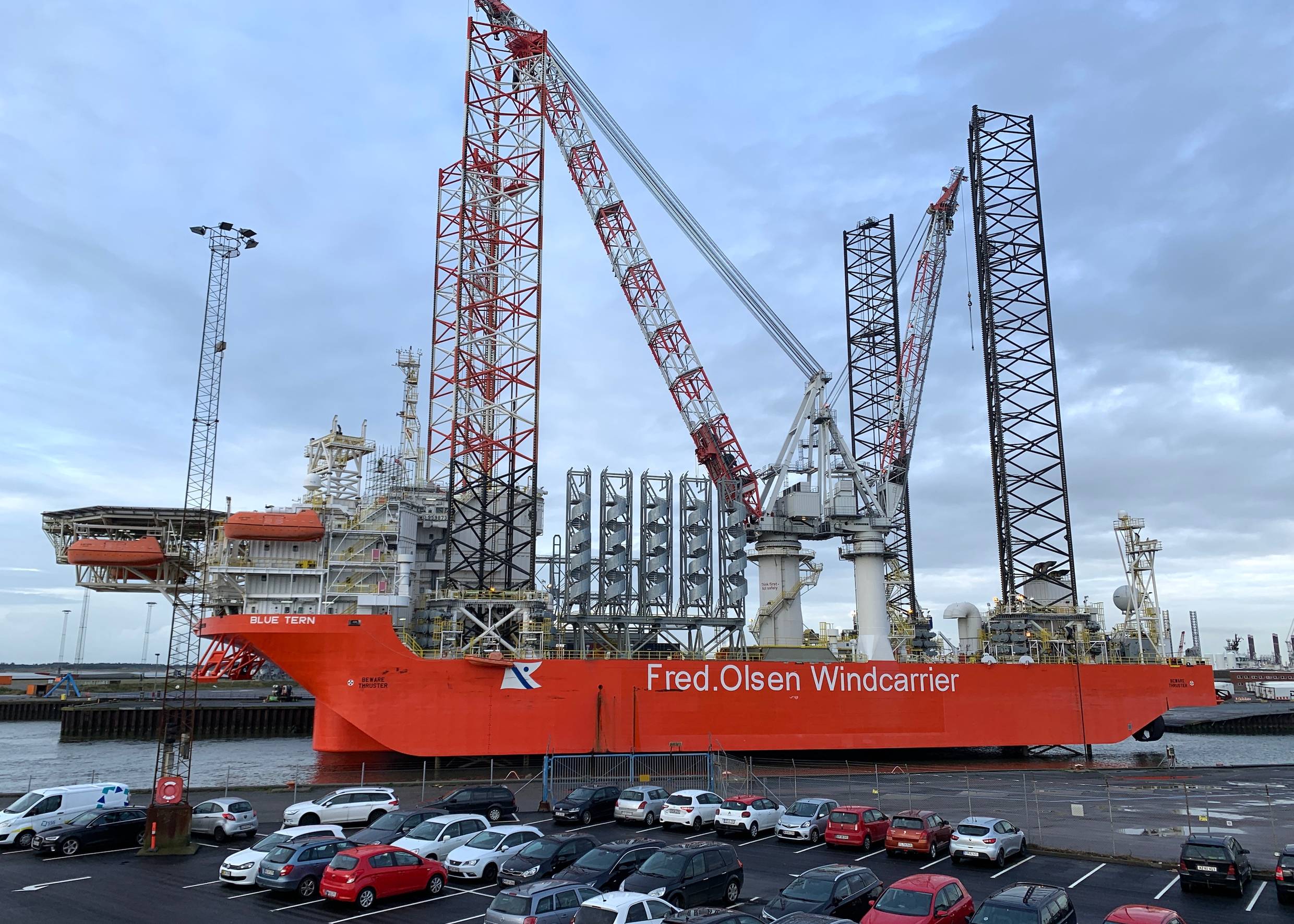 Großes Schiff mit imposanten Aufbauten