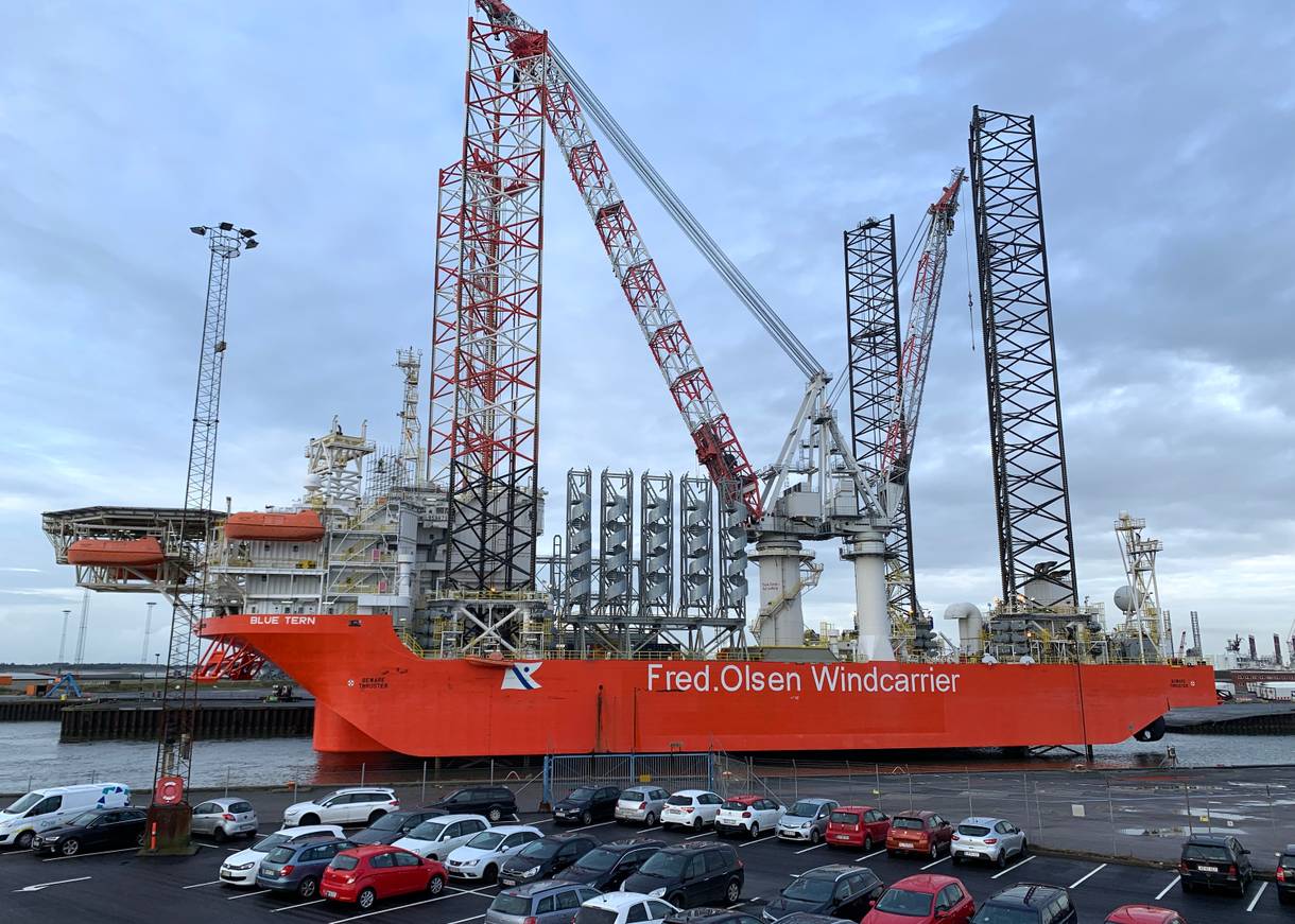Großes Schiff mit imposanten Aufbauten