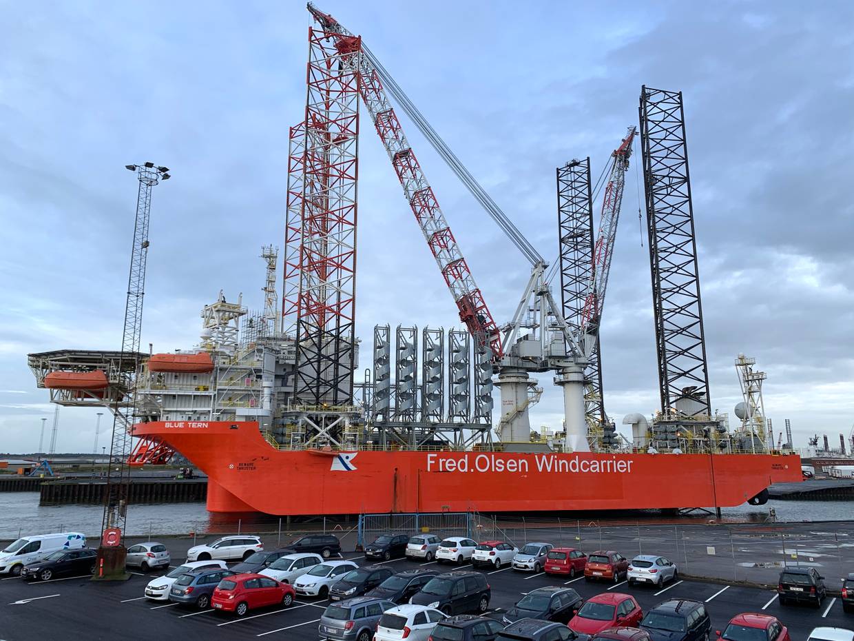 Großes Schiff mit imposanten Aufbauten