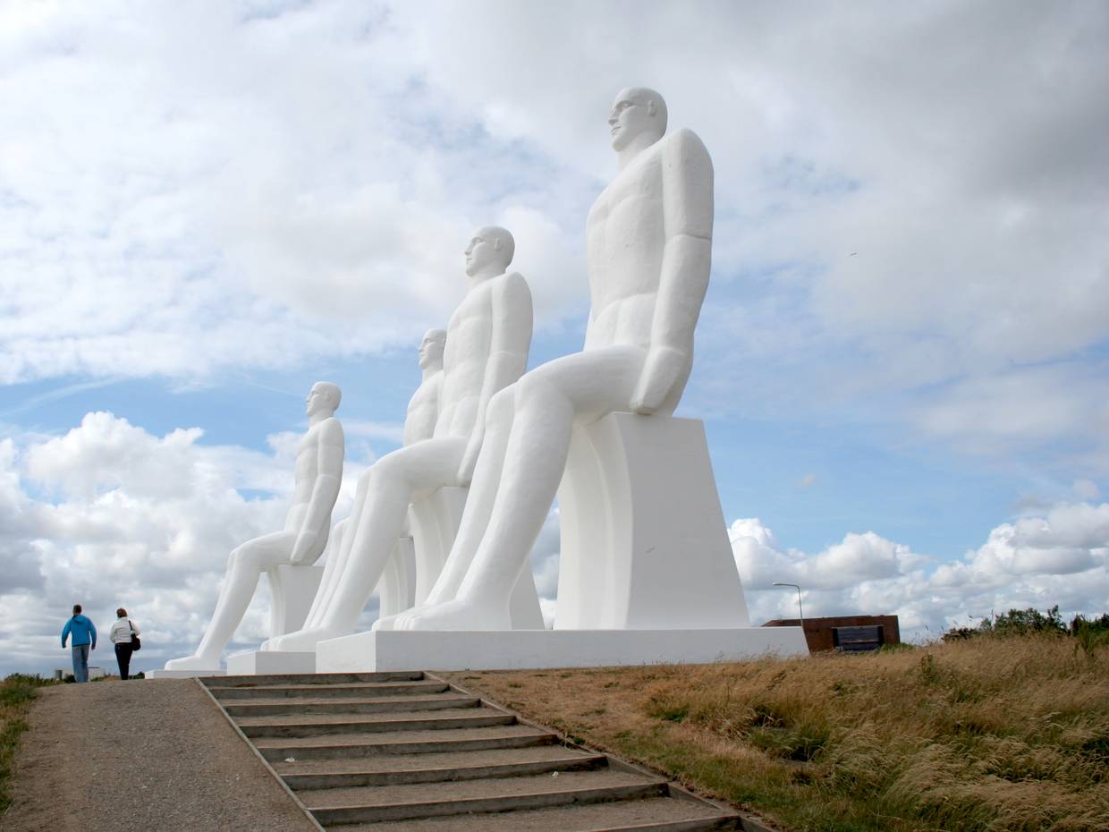 eine Skulptur aus vier überlebensgroße, weiße Menschen