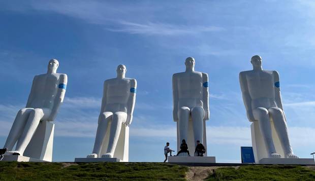 Frontaler Blick auf das Kunstwerk Menschen am Meer