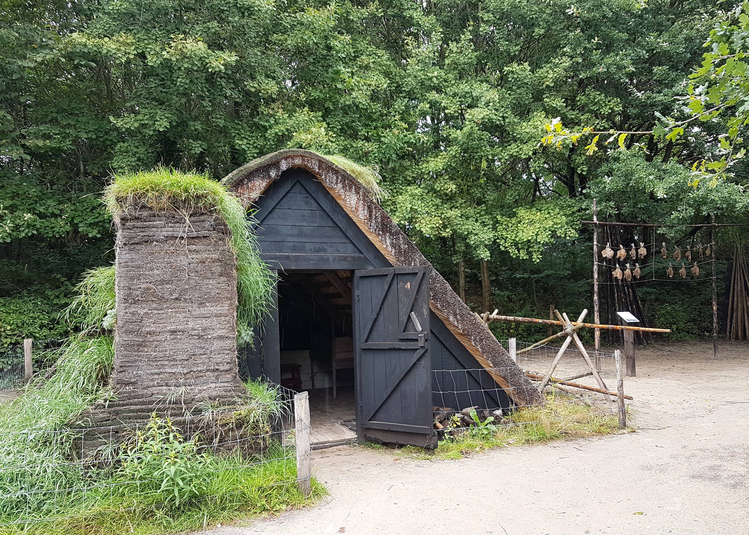 Kleine Nurdachhütte, mit Reet gedeckt