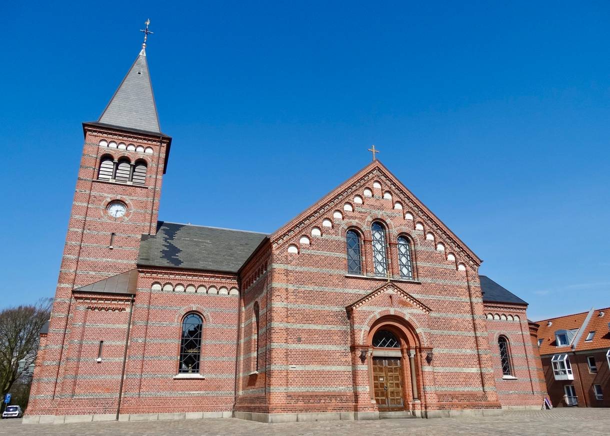 Backsteinkirche im neoromantischen Baustil