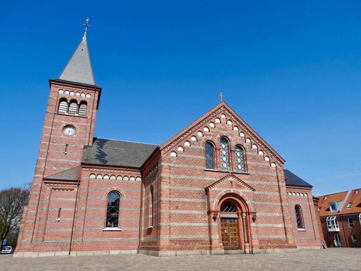 Backsteinkirche im neoromantischen Baustil